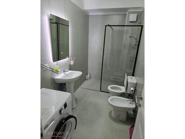 Tirane, jepet me qera apartament 2+1 Kati 5, 75 m² 700 € 