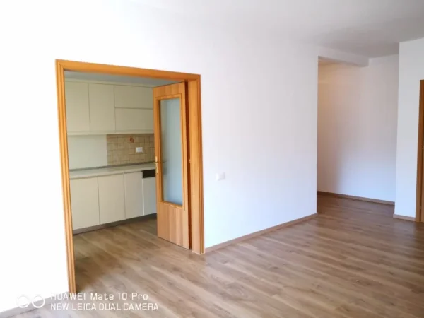 Tirane, jepet me qera apartament 2+1+Ballkon Kati 3, 120 m² 1.000 € 
