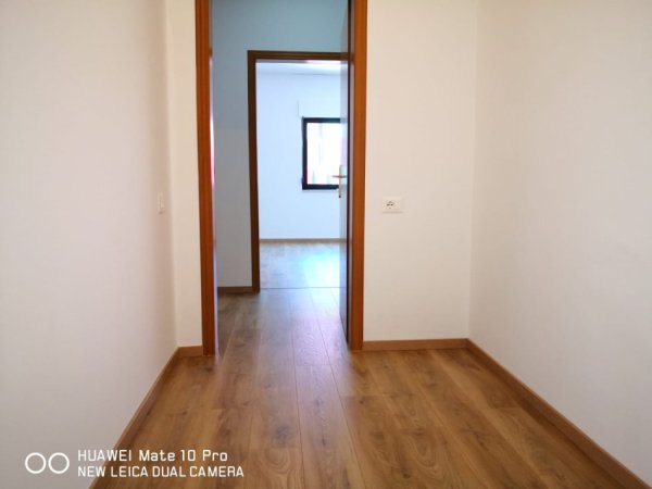 Tirane, jepet me qera apartament 2+1+Ballkon Kati 3, 120 m² 1.000 € 