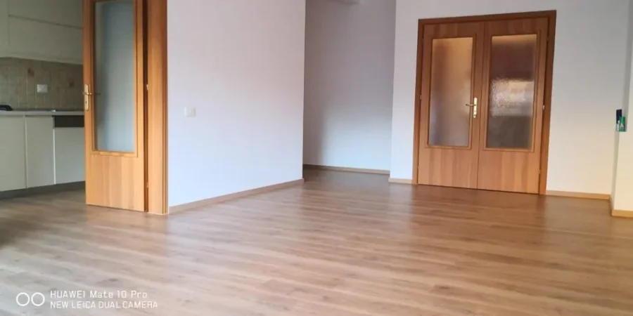 Tirane, jepet me qera apartament 2+1+Ballkon Kati 3, 120 m² 1.000 € 