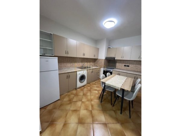 Tirane, jepet me qera 1+1+Ballkon , 77 m² 650 € (Gjimnazi Petro Nini Luarasi)