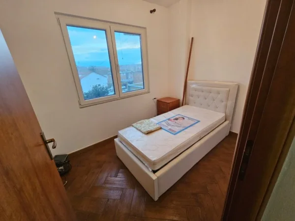 Tirane, jepet me qera apartament 3+1 Kati 3, 126 m² 700 € (LAPRAKE)