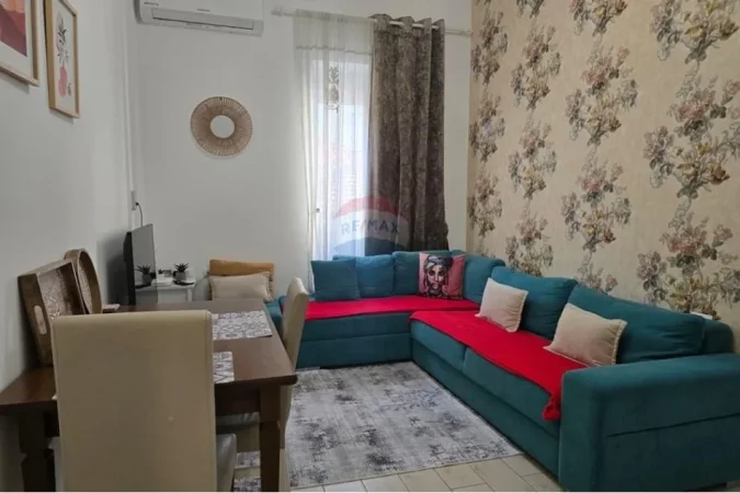 Tirane, jepet me qera apartament 1+1+Ballkon Kati 2, 65 m² 600 € (Rruga Sami frasheri)