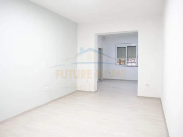 Tirane, jepet me qera apartament 2+1+Ballkon Kati 6, 95 m² 900 € 