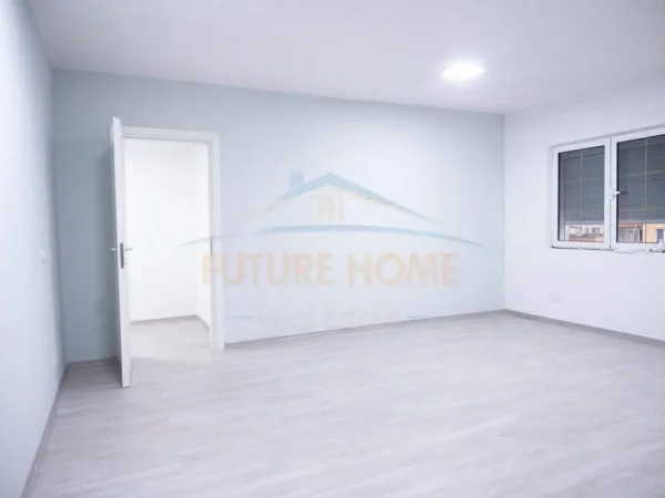 Tirane, jepet me qera apartament 2+1+Ballkon Kati 6, 95 m² 900 € 