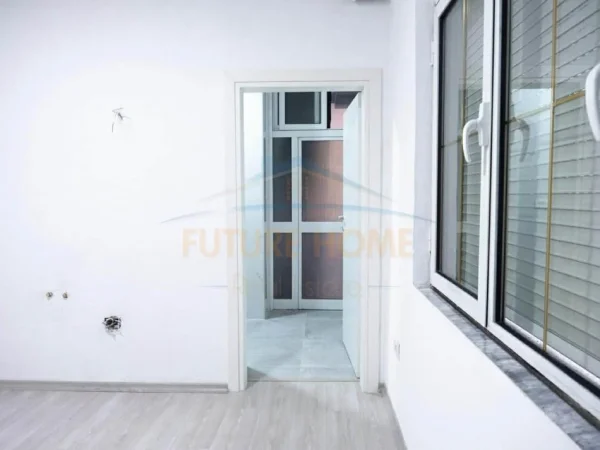 Tirane, jepet me qera apartament 2+1+Ballkon Kati 6, 95 m² 900 € 