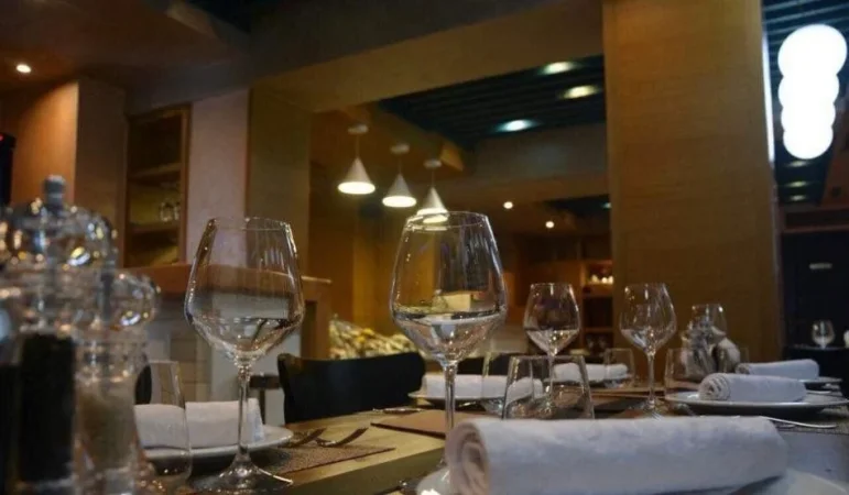 Tirane, jepet me qera ambjent biznesi Kati 0, 157 m² 2.000 € (Rruga e Durrësit)