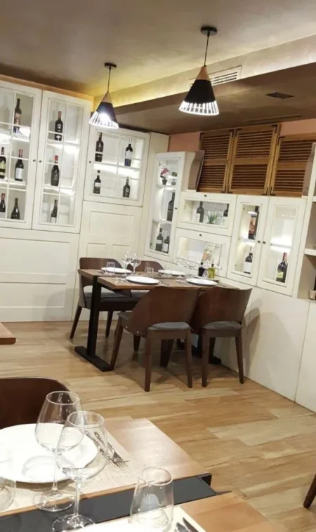 Tirane, jepet me qera ambjent biznesi Kati 0, 157 m² 2.000 € (Rruga e Durrësit)