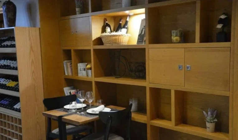 Tirane, jepet me qera ambjent biznesi Kati 0, 157 m² 2.000 € (Rruga e Durrësit)