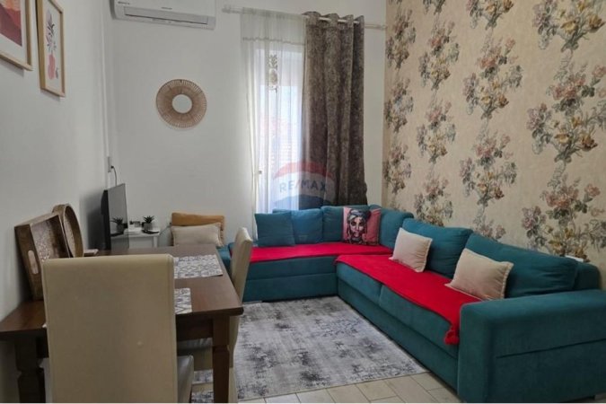 Tirane, jepet me qera apartament 1+1 Kati 2, 600 € (Rruga Sami Frasheri)