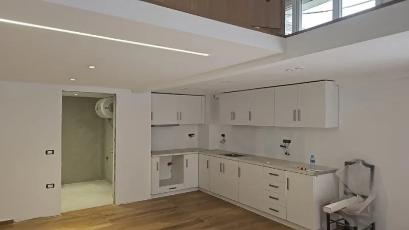 Tirane, jepet me qera apartament 1+1+Ballkon Kati 1, 210 m² 1.500 € (KODRA E DIELLIT)