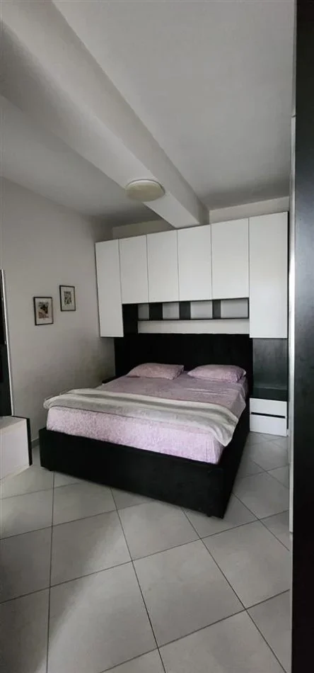 Tirane, jepet me qera apartament 2+1 Kati 3, 75 m² 500 € (YZBERISHT)