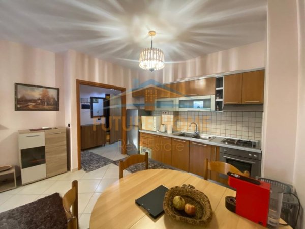Tirane, jepet me qera apartament 2+1 Kati 7, 88 m² 720 € (Rruga &quot;Hoxha Tahsim , tek Pazari i ri)