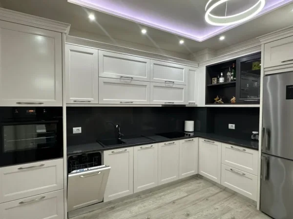 Tirane, jepet me qera apartament 2+1+Ballkon Kati 3, 100 m² 1.100 € (PAZARI I RI)