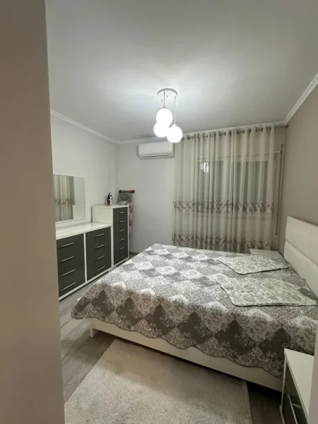 Tirane, jepet me qera apartament 2+1+Ballkon Kati 3, 100 m² 1.100 € (PAZARI I RI)