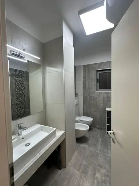 Tirane, jepet me qera apartament 2+1+Ballkon Kati 3, 100 m² 1.100 € (PAZARI I RI)