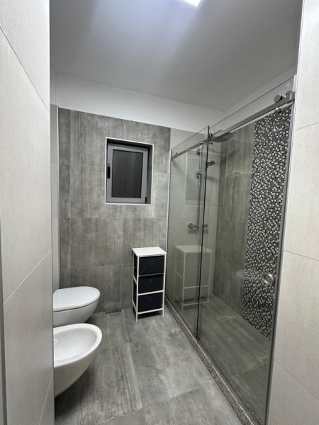 Tirane, jepet me qera apartament 2+1+Ballkon Kati 3, 100 m² 1.100 € (PAZARI I RI)