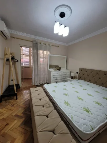 Tirane, jepet me qera apartament 2+1 Kati 1, 86 m² 650 € (Rruga Fortuzi)