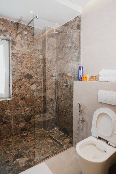 Tirane, jepet me qera apartament 1+1 Kati 3, 60 m² 1.100 € (Rruga Myslym Shyri)