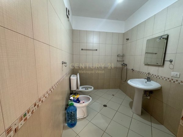 Tirane, jepet me qera apartament 1+1+Ballkon Kati 7, 70 m² 400 € (Ish Tregu Elektrik)