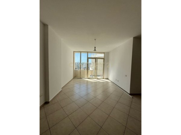 Tirane, jepet me qera apartament 1+1+Ballkon Kati 7, 70 m² 400 € (Ish Tregu Elektrik)
