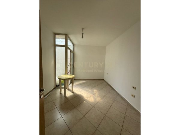 Tirane, jepet me qera apartament 1+1+Ballkon Kati 7, 70 m² 400 € (Ish Tregu Elektrik)