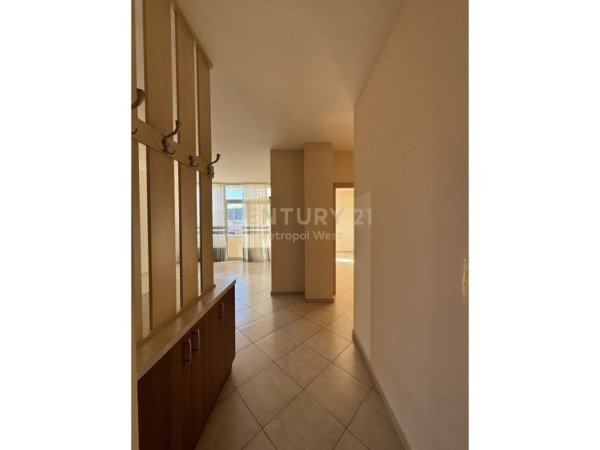 Tirane, jepet me qera apartament 1+1+Ballkon Kati 7, 70 m² 400 € (Ish Tregu Elektrik)
