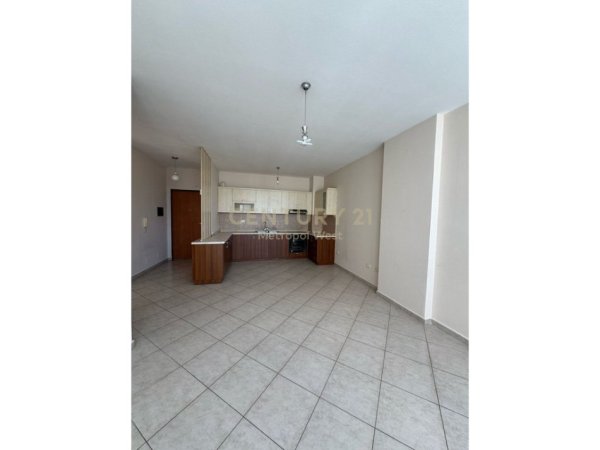 Tirane, jepet me qera apartament 1+1+Ballkon Kati 7, 70 m² 400 € (Ish Tregu Elektrik)