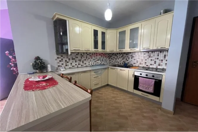 Vlore, jepet me qera 2+1 , 130 m² 450 € (Pranë Klinikës Bakaj, Vlorë)