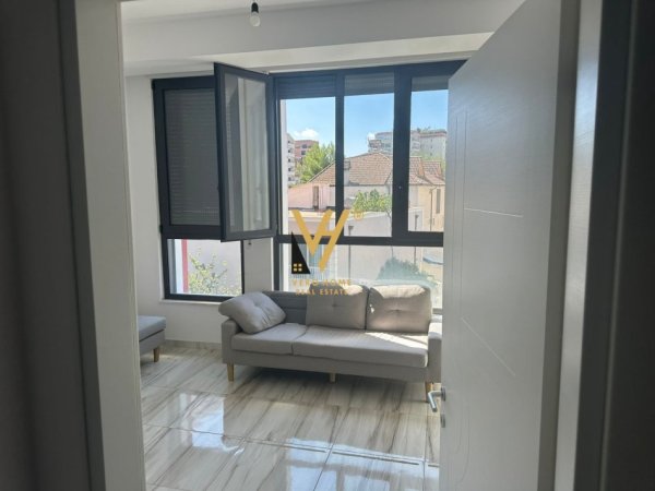 Tirane, jepet me qera zyre Kati 1, 134 m² 650 € (ALI DEMI)