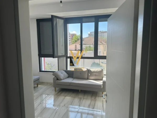 Tirane, jepet me qera zyre Kati 1, 134 m² 650 € (ALI DEMI)