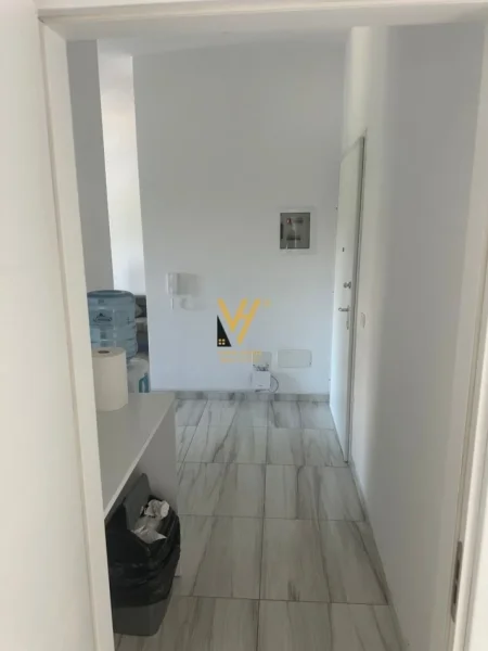 Tirane, jepet me qera zyre Kati 1, 134 m² 650 € (ALI DEMI)