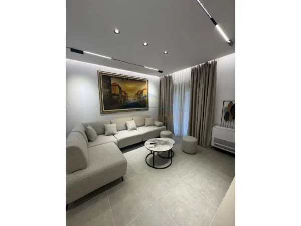 Tirane, jepet me qera 1+1+Ballkon , 600 € 