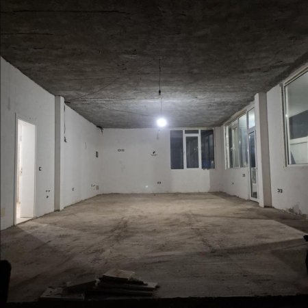 Tirane, jepet me qera magazine Kati 0, 550 m² 750 € (MEZEZ)
