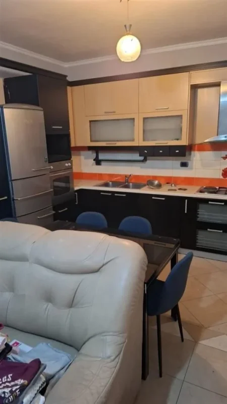 Tirane, jepet me qera apartament 2+1+Ballkon Kati 3, 106 m² 700 € (SELVIA)
