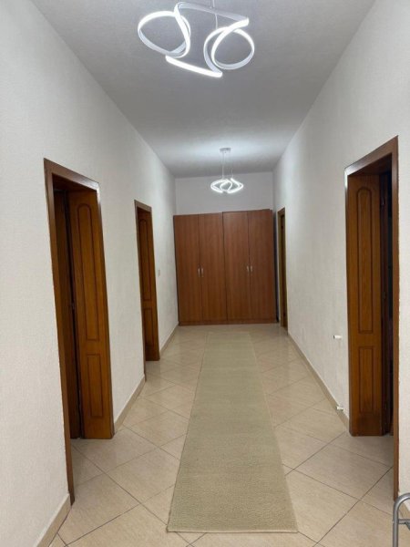 Tirane, jepet me qera apartament 2+1+Ballkon Kati 2, 120 m² 450 € (RRUGA E ELBASANIT)