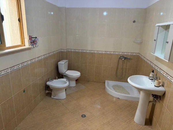 Tirane, jepet me qera apartament 2+1+Ballkon Kati 2, 120 m² 450 € (RRUGA E ELBASANIT)