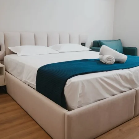 Tirane, jepet me qera garsonier 1+1 Kati 3, 30 m² 1.100 € (myslym shyri)
