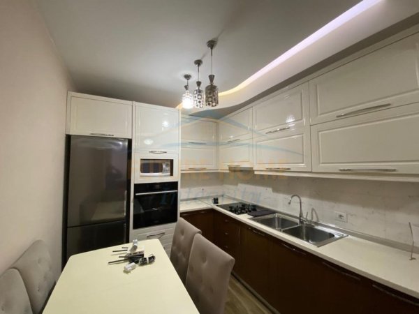 Tirane, jepet me qera apartament 1+1+Ballkon Kati 4, 58 m² 623 € 