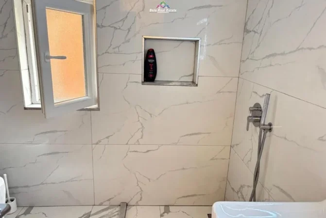 Tirane, jepet me qera zyre Kati 1, 428 m² 12.000 € (Rruga e Kavajes)