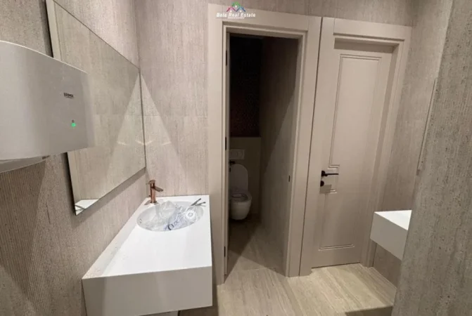 Tirane, jepet me qera zyre Kati 1, 428 m² 12.000 € (Rruga e Kavajes)