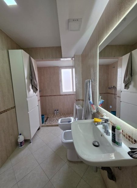 Tirane, shitet apartament 1+1+Ballkon Kati 4, 53 m² 125.000 € (Oxhaku)