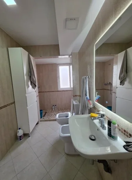 Tirane, shitet apartament 1+1+Ballkon Kati 4, 53 m² 125.000 € (Oxhaku)