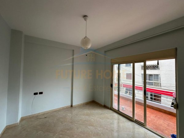 Tirane, jepet me qera apartament 2+1+Ballkon Kati 1, 97 m² 600 € 