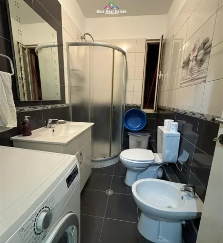 Tirane, jepet me qera apartament 2+1 Kati 3, 65 m² 600 € (Rruga Ferit Xhajko)