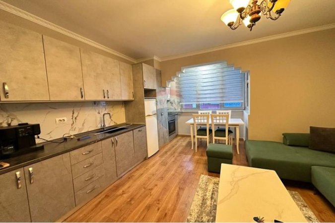 Tirane, jepet me qera apartament 2+1+Ballkon , 85 m² 800 € (Fusha e Aviacionit)