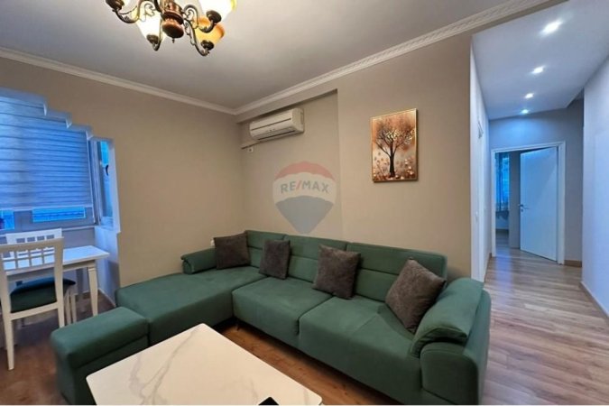 Tirane, jepet me qera apartament 2+1+Ballkon , 85 m² 800 € (Fusha e Aviacionit)