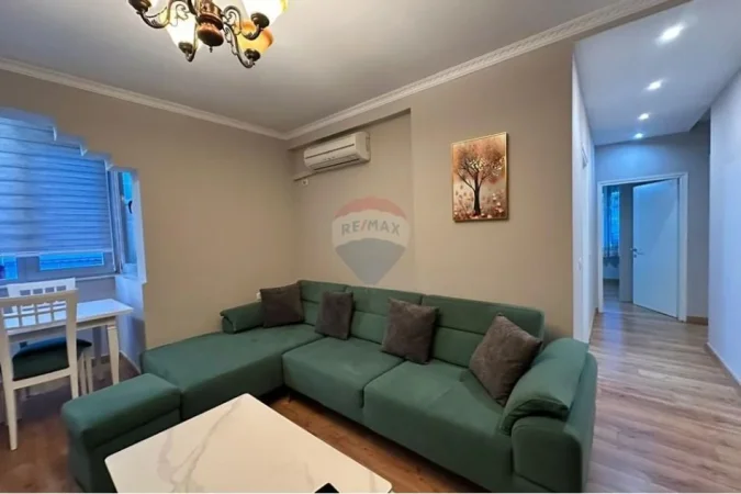 Tirane, jepet me qera apartament 2+1+Ballkon , 85 m² 800 € (Fusha e Aviacionit)