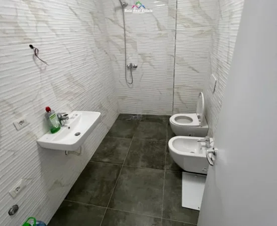 Tirane, jepet me qera zyre Kati 2, 55 m² 470€ (Rruga Karl Gega)