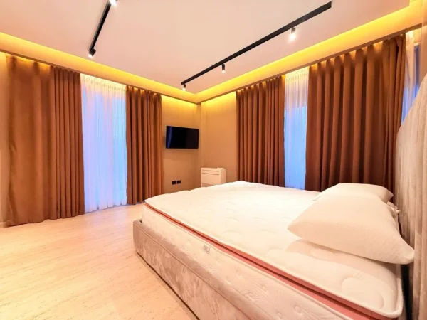 Tirane, jepet me qera apartament 3+1+Ballkon , 200 m² 2.700 € (Teg – Secret Garden)